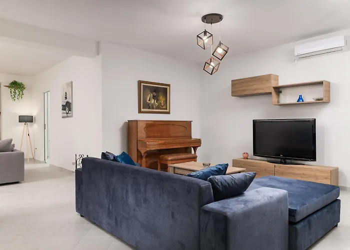Domelia\'S Luxury Apartments Near Airport & Beach