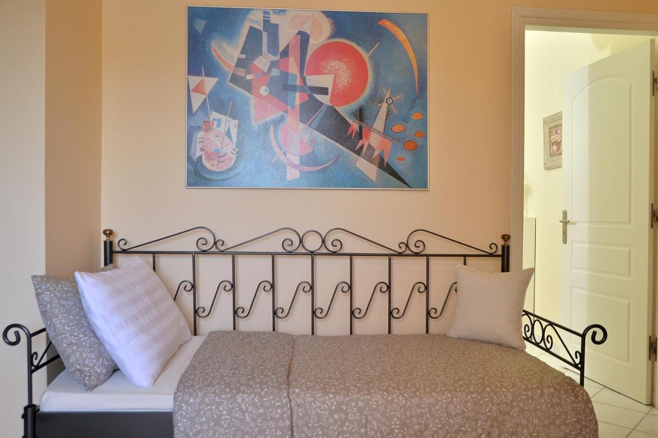Domelia's Luxury Near Airport &