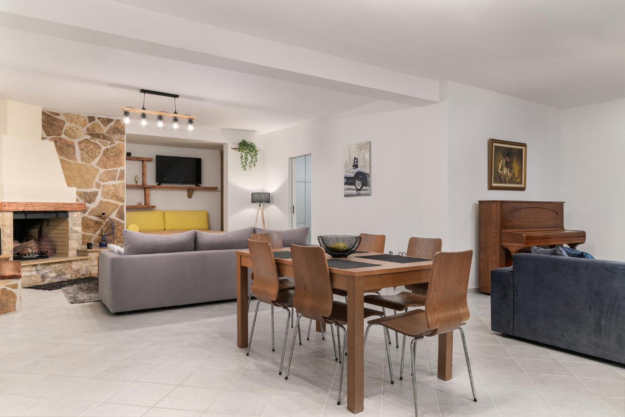 Apartment Domelia's Luxury Near Airport & *
