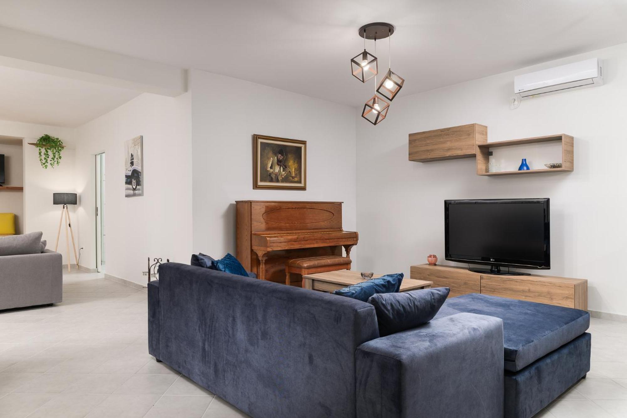 Apartment Domelia's Luxury Near Airport &